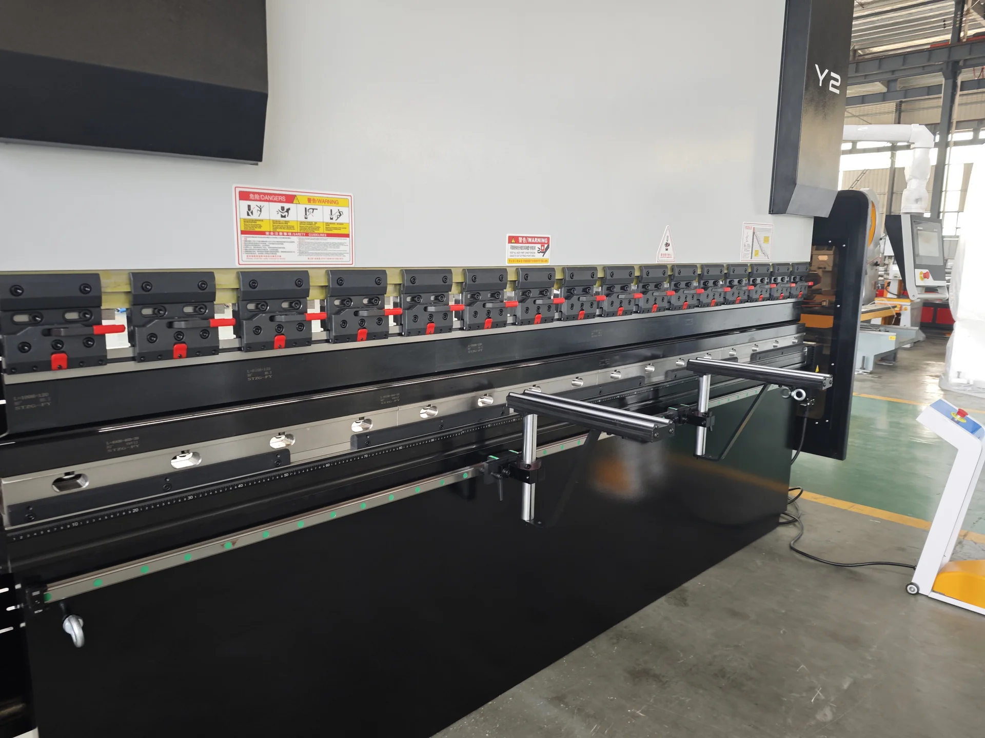 Segmented press brake tooling and front support arms